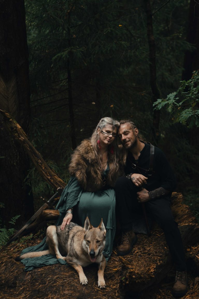 Wikinger-Pärchenshooting-mit-Wolfshund---Pärchenshooting-im-Wikinger-Style-mit-Wolf