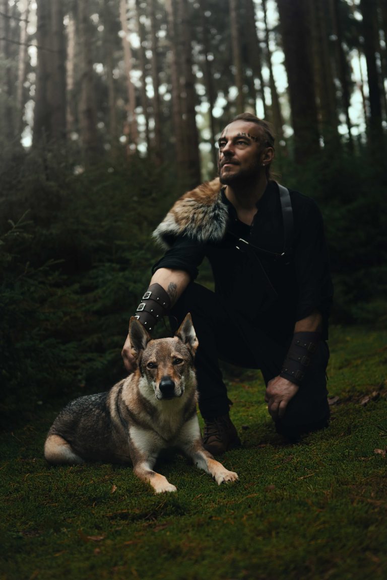 Wikinger-Shooting-mit-Wolfshund---Wikinger-Fotoshooting-mit-Wolf